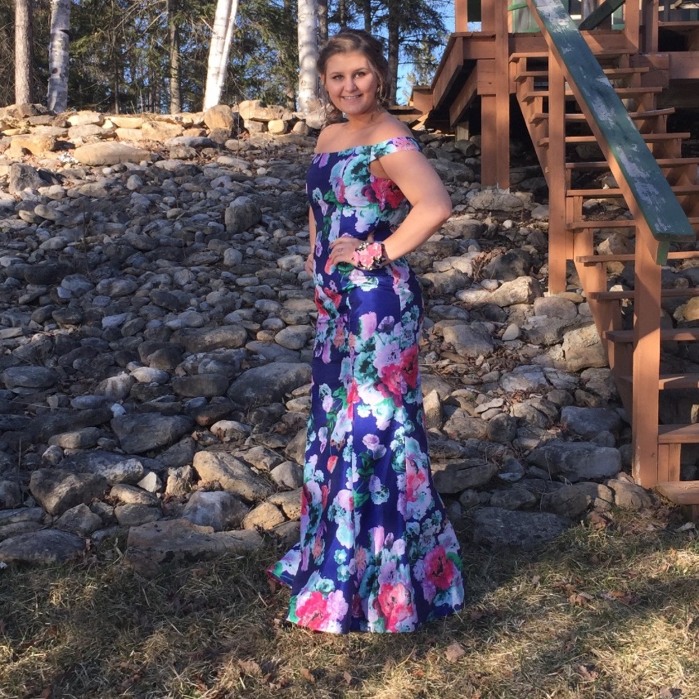 Formal dress - Picture 2 of 3